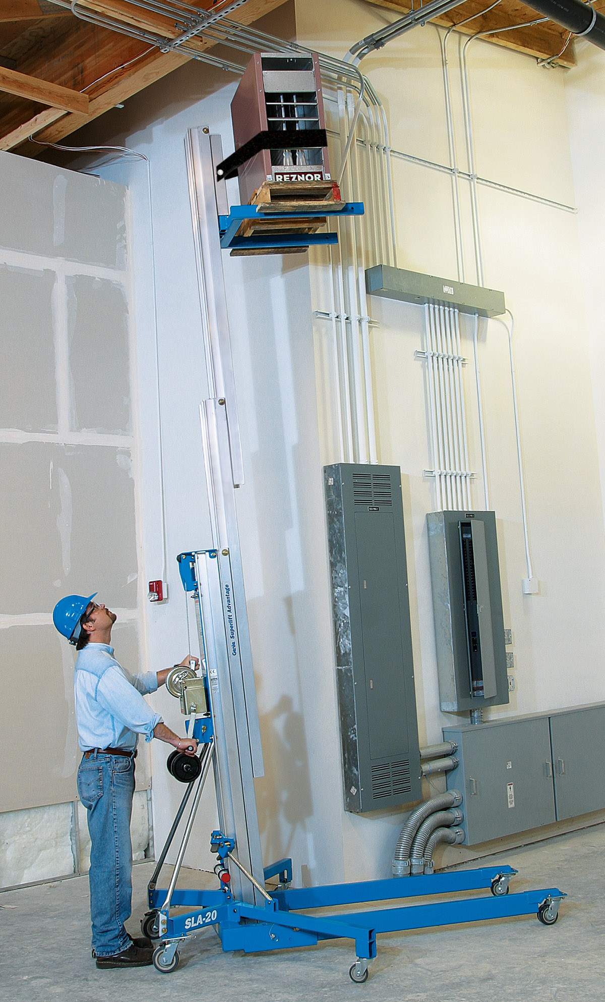 Montasjeheis med håndvinsj < 300 kg løfter < 7 m